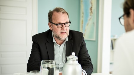 Klima- og energiminister Lars Christian Lilleholt (V) mener ikke, at det sender et dårligt signal op til klimatopmødet i Paris, at regeringen vil spare på klimaområdet.