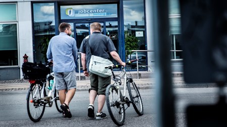 Langt flere end forventet røg ud af dagpengesystemet – og blandt mange vælgere er der stemning for en længere dagpengeperiode.