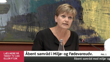 Eva Kjer Hansen (V) afventer svar fra kvælstofudvalget, før hun kan svare konkret på, hvordan hun vil kompensere for miljøet for de varslede lempelser i landbruget.  