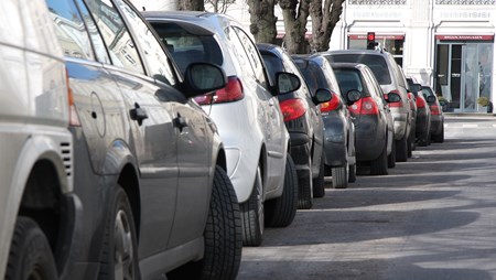 En højere parkeringspris vil få flere biler væk fra gaden, lyder det fra forskere. 