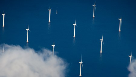 Alle lande, som tager ansvar for den grønne omstilling, må i disse år betale tilskud til vedvarende energi for at kompensere for, at CO2-prisen ikke sikrer, at de fossilt fyrede kraftværker betaler for de omkostninger, deres forurening påfører samfundet, skriver Vindmølleindustrien.