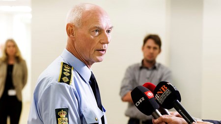 Rigspolitichef Jens Henrik Højbjerg mødte torsdag formiddag pressen. Han slog fast, at det er politiets egen beslutning at lade flygtninge og migranter, som ikke ønsker asyl i Danmark, rejse videre. 