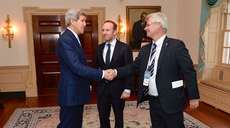 Peter Taksøe-Jensen i selskab i med den amerikanske udenrigsminister, John Kerry, og tidligere udenrigsminister Martin Lidegaard. 