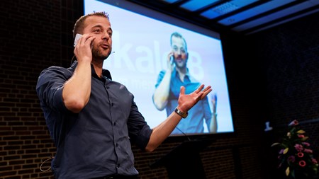 Den radikale leder Morten Østergaard startede sin tale med at snakke i telefon med et af partiets 600 nye medlemmer. 