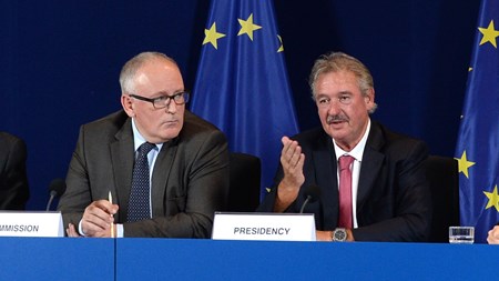 EU-Kommissionens første-næstformand Frans Timmermans (tv) og den luxembourgske asyl- og immigrationsminister Jean Asselborn præsenterer aftalen mellem EU-landene om at omfordele 120.000 flygtninge fra Italien og Grækenland over de næste to år.