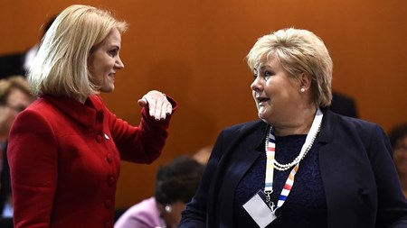 Thorning med Norges statsminister, Erna Solberg, som har været med til at sammensætte kommissionen.