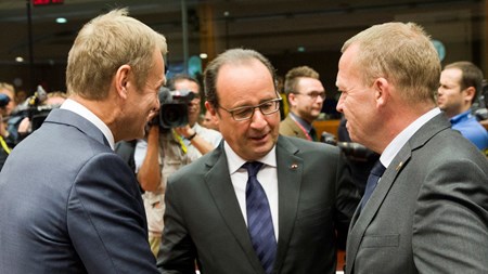 Statsminister Lars Løkke Rasmussen (t.h.) til topmødet i Bruxelles sammen med den franske præsident Franҫois Hollande (i midten) og formanden for Det Europæiske Råd, Donald Tusk (t.v.).