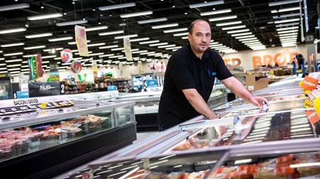 Sammen med ni andre syrere er Mohammad Abdalrazzak Al Youssef i praktik hos Bilka i Kolding. Som de første flygtninge både arbejder og lærer de dansk i supermarkedet.