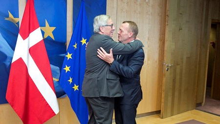 Danskerne er i øjeblikket mindre begejstrede for en delvis ophævelse af retsforbeholdet, end regeringen ønsker. Her møder Lars Løkke Rasmussen (V) EU-Kommissionens formand Jean-Claude Juncker i september.