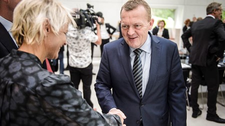 Statsminister Lars Løkke Rasmussen byder torsdag velkommen til civilt topmøde på Marienborg. Her hilser han på prorektor på Københavns Universitet Lykke Friis.