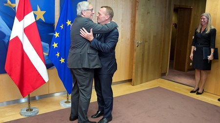 Bamsekram fra Kommissionen: Statsminister Lars Løkke Rasmussen modtages hjerteligt af EU-kommissionens formand Jean-Claude Juncker. Løkke har lagt sig tæt på Juncker og Merkel, selvom de står for en helt anden asylpolitik end den, han selv gik til valg på. 