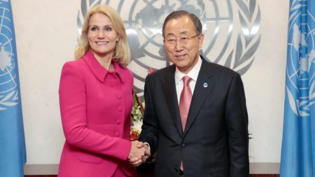 Daværende Helle Thorning-Schmidt (S) trykker hånd med FN-generalsekretær Ban ki-Moon ved sidste års FN-topmøde i september.