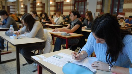 Overfyldte klasselokaler og lærere, der får mindre tid til at møde den enkelte elev, mener en række formænd inden for ungdomsuddannelserne, vil være fremtiden, hvis klasseloftet afskaffes.