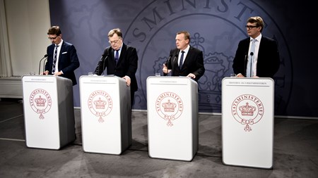 Skatteminister Karsten Lauritzen, finansminister Claus Hjort Frederiksen, statsminister Lars Løkke Rasmussen og erhvervs- og vækstminister Troels Lund Poulsen præsenterer 