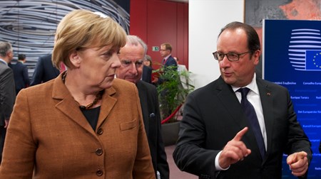 Den tyske kansler, Angela Merkel, tager sammen med den franske præsident, Franҫois Hollande, til Europa-Parlamentet for at mindes 25-året for Berlins genforening. 