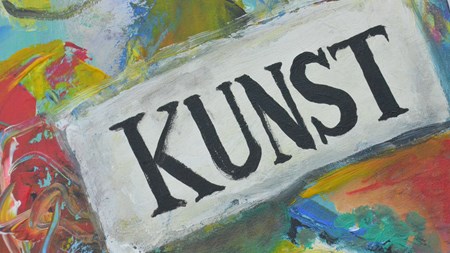 Kunst, der skaber skandale kan være spændende i sig selv, men det kan også bidrage til ligegyldighed, skriver Antje Gimmler, professor i filosofi ved Aalborg Universitet. 