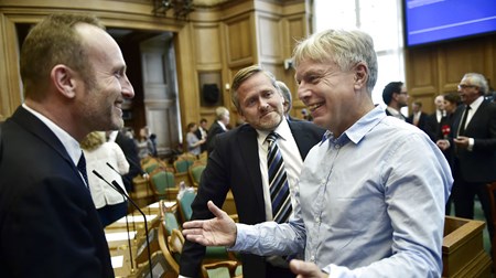 Anders Samuelsen (LA), Martin Lidegaard (R) og Uffe Elbæk (ALT) ved Folketingets åbning. De opdaterede flittigt sociale medier under Løkkes åbningstale. 