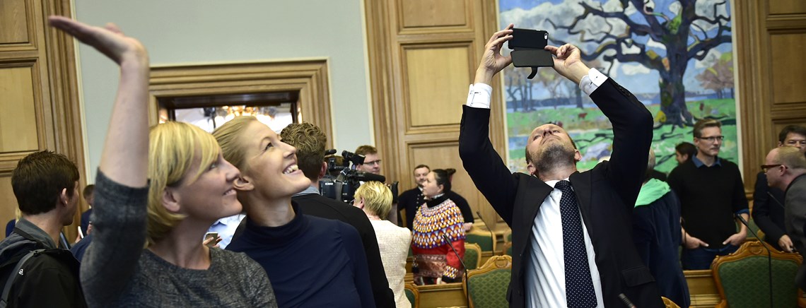 Radikales Ida Auken, Sofie Carsten Nielsen og Martin Lidegaard i Folketingssalen. Politikerne havde travlt med at tage billeder til de sociale medier ved Folketingets åbning. 