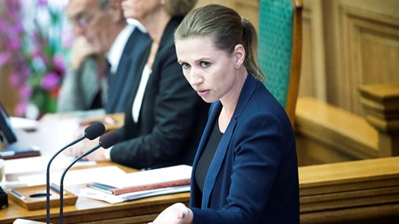 Mette Frederiksen slog ved Folketingets åbningsdebat fast, at der skal bruges flere penge på et nyt dagpengesystem, hvis Socialdemokraterne skal være med i aftalen. 