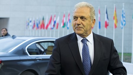 EU's migrationskommissær Dimitris Avramopoulos ankommer til Luxembourg, hvor 40 ministre fra landene omkring den såkaldte Balkan-flygtningerute mødes i aften.