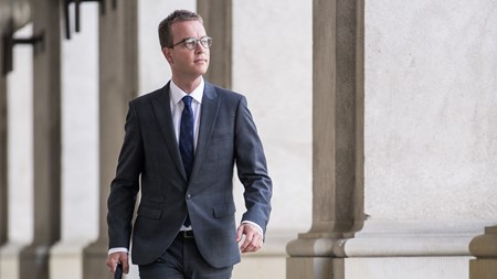 Uddannelsesminister Esben Lunde Larsen (V) skal i løbet af de næste uger lande en aftale om fordelingen af de 670 millioner i forskningsreserven. Regeringens udspil kritiseres for at ramme den frie forskning for hårdt. 