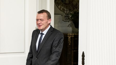 Løkke ved, at hans regering i den grad risikerer at falde, hvis han ikke leverer på topskatten. LA er ikke SF, skriver David Trads. 