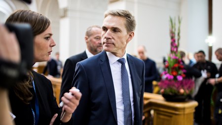 Ingen kan huske, at Kristian Thulesen Dahl nogensinde i hele sin karriere er blevet gjort til grin. Det blev han ikke desto mindre i går mandag, da han efter et par ugers tilløb nu forsøgte at lukke sagen med en Anders Foghsk melding om, at det ikke er nødvendigt at fremlægge de bilag fra EU's fonde, der viser, hvad pengene fra de to (i øvrigt i andre sammenhænge kritiserede) EU-fonde er gået til, skriver Jarl Cordua. 