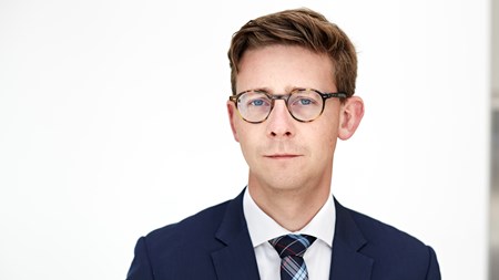 Skatteminister Karsten Lauritzen (V) er tavs om, hvorvidt regeringen stadig er klar til at skrotte SR-regeringens ejendomsvurderningssystem. Til foråret vil ministeren stille med et lovforslag. 