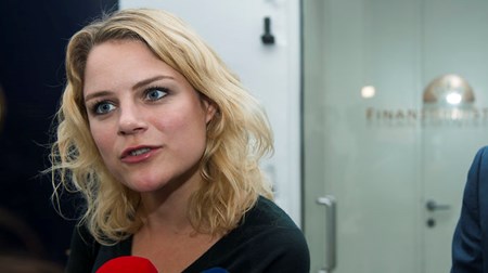 Johanne Schmidt-Nielsen beskylder aftaleparterne bag det nye dagpengesystem for et kollektivt løftebrud. 