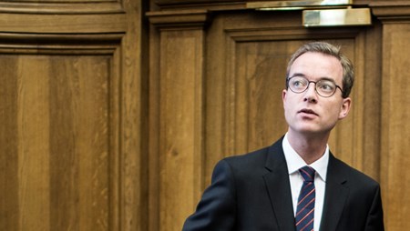 Forskningsminister Esben Lunde Larsen er oppe mod selveste Grundtvig, som på ganske få dage har samlet 14.000 følgere på Facebook-kampagne-siden ”Nej til Højskolelukninger”.