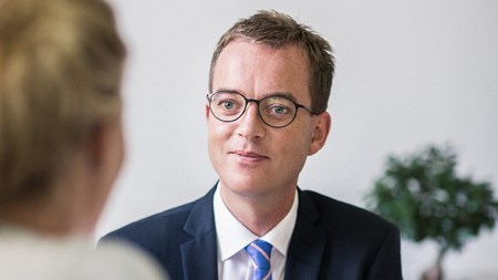 Esben Lunde Larsen (V) vil lave en strategi for, hvordan man får flere udlændinge til at blive i Danmark efter endt uddannelse.