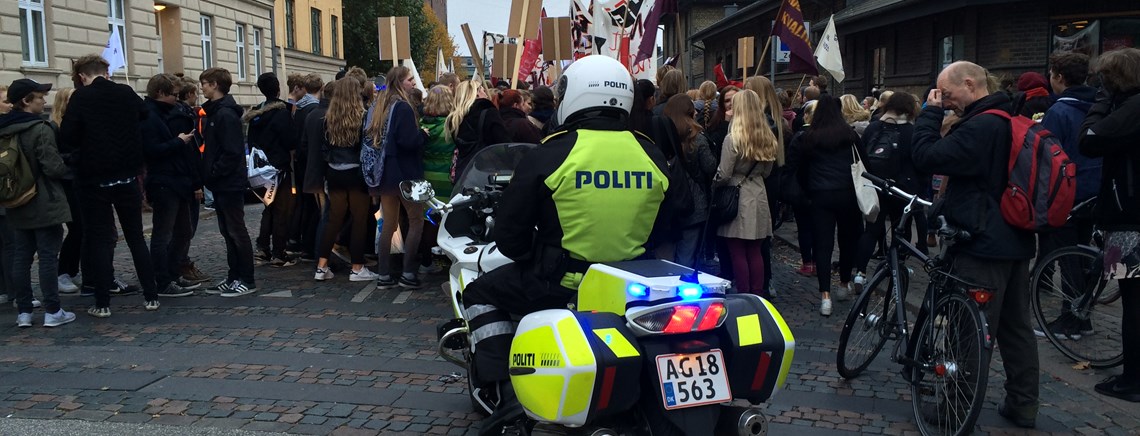 Politiet er en central medspiller, når studenterbevægelsen arrangerer demonstrationer, og dialogen starter typisk flere uger før. Her er det en betjent, som agerer bagtrop for gymnasieelever på vej mod Rådhuspladsen.