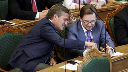 Liberal Alliances Anders Samuelsen og Simon Emil Ammitzbøll i Folketingssalen. 