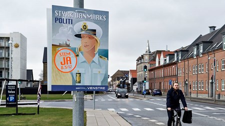 Plakaterne hænger allerede i lygtepælene, og torsdag har Folketinget fået lovgrundlaget forud for folkeafstemningen om retsforbeholdet 3. december helt på plads.