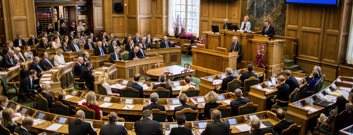 Folketingspolitikerne får nok at se til denne uge. Foruden 11 samråd er der flere store ting på programmet, når Folketinget blandt andet skal diskutere randzoner, finanslov, og om statsministerens private brug af Marienborg skal fritages for skat. 