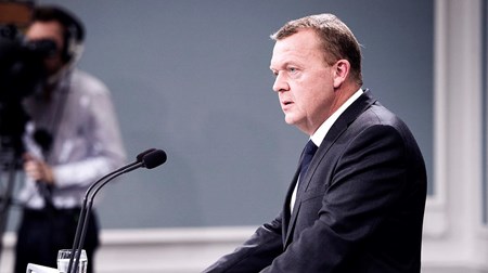 Statsminister Lars Løkke Rasmussen kalder fredagens terrorangreb i Paris år både ubeskriveligt og kynisk. 