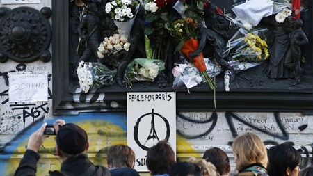 Terrordåden i Paris fredag, der kostede mindst 129 ofre, vil blive mindet med et minuts stilhed klokken 12 mandag i alle EU's institutioner.