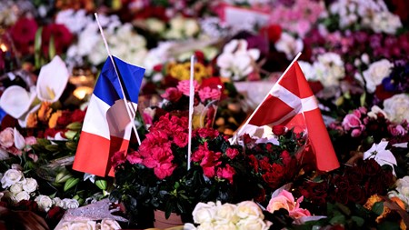 Blomster foran den franske ambassade i København efter terror-angrebet i Paris fredag. 