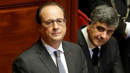 Den franske præsident, Franҫois
Hollande, påkalder sig EU's forsvarsmæssige musketer-ed efter terrorangrebene i Paris.