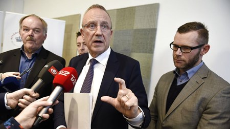 Joachim B. Olsen fra Liberal Alliance er meget tilfreds med, at det lykkedes at presse et kontanthjælpsloft igennem, som er lavere end regeringens eget forslag. Det er småpenge i forhold til de ekstra sikringer, som er bygget ind i aftalen, mener Bent Bøgsted fra Dansk Folkeparti.