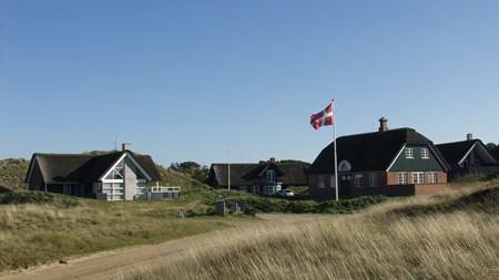 Regeringen vil gøre livet nemmere for blandt andet sommerhusejere, men skydes i skoene, at den sløjfer hensynet til naturen.