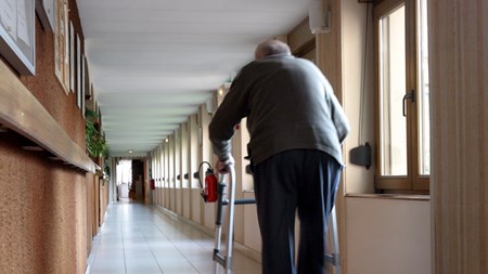 Ældre- og plejeboliger er ofte dyrere end familieboliger, og derfor vil besparelserne på boligydelsen ramme hårdere i plejeboligerne end generelt. 