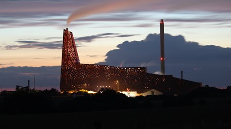 Danske forbrændingsanlæg som her Kara Novoren i Roskilde tjener gode penge på at importere affald fra udlandet. Men den praksis kan skade CO2-regnskabet, advarer Klimarådet.