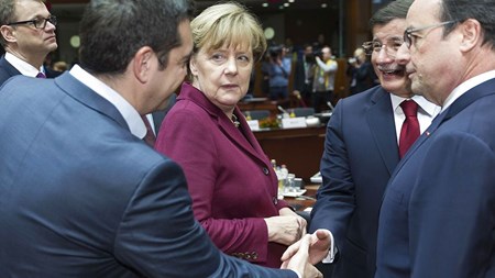 Den tyrkiske premierminister, Ahmet Davutoglu, omringet af europæiske statsledere. 