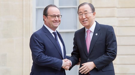 Den franske præsident Francois Hollande byder FN's generalsekretær Ban Ki-moon velkommen til klimatopmødet i Paris. Klimatopmødet afholdes i FN-regi og er nummer 21 i rækken, hvorfor den hedder COP21. 