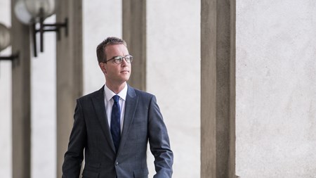 Et veltilrettelagt efterår, hvor uddannelsesminister Esben Lunde Larsen har sat flueben ud for en række svære opgaver, bliver overskygget af sager om ministerens person. 