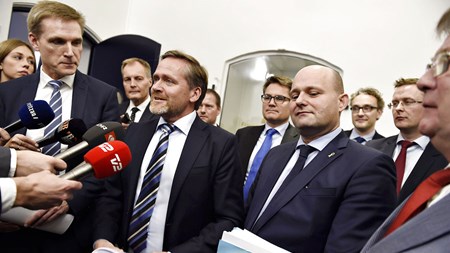 Både Liberal Alliances leder Anders Samuelsen og Det Konservative
Folkepartis leder Søren Pape Poulsen var begejstrede for at
have fået fastfrosset grundskylden næste år. I begejstringen
glemte de helt at nævne, at godt en million leje- og andelsboliger ikke er omfattet.