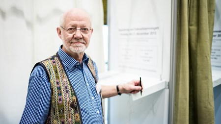 Freddie Rose er dagen igennem valgstyreformand på Vestervangskolen. Han skal sørge for, at valghandlingen foregår i god ro og orden og efter reglerne.