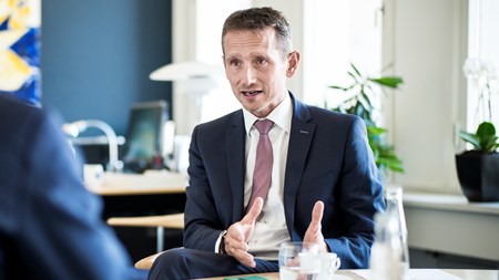 Udenrigsminister Kristian Jensen (V) siger, at flygtningerkrisen er skyld, at regeringen mod sin vilje har skåret i erhvervsredskaberne på udviklingsbistanden.