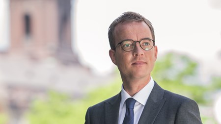 Uddannelses- og forskningsminister Esben Lunde Larsen (V) må vente en tid endnu på den endelige vurdering af hans ph.d.-afhandling. Den skal nu behandles i Københavns Universitets praksisudvalg. 